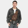 咖啡 (10) Man carrying dark brown leather sling bag, casual outfit