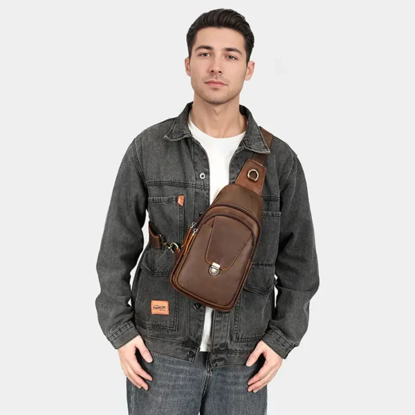 咖啡 (10) Man carrying dark brown leather sling bag, casual outfit