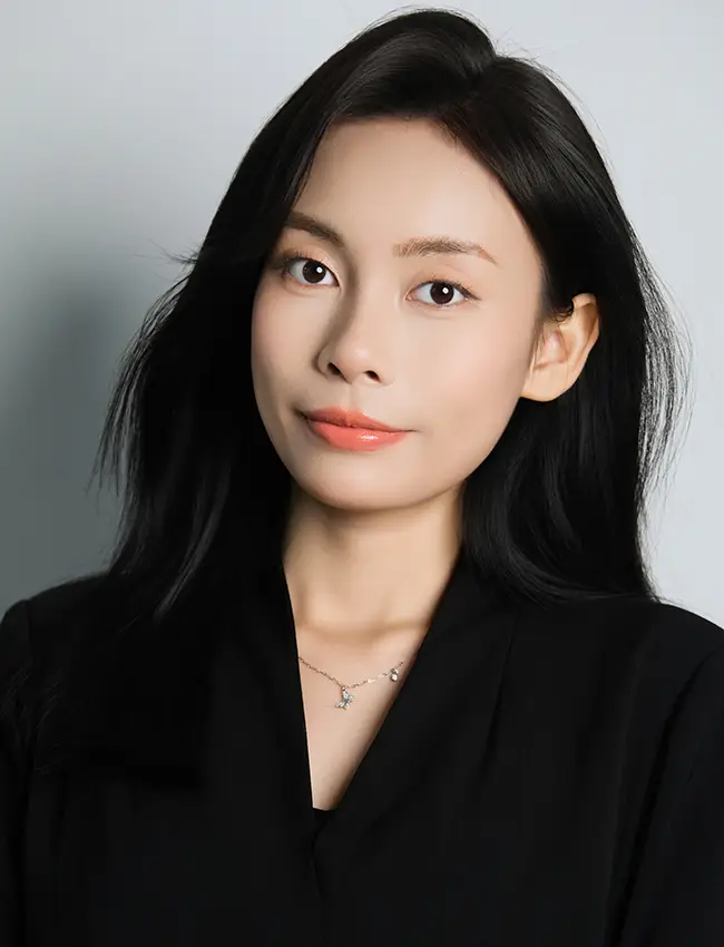 MVABAG sales team - professional woman with long black hair
