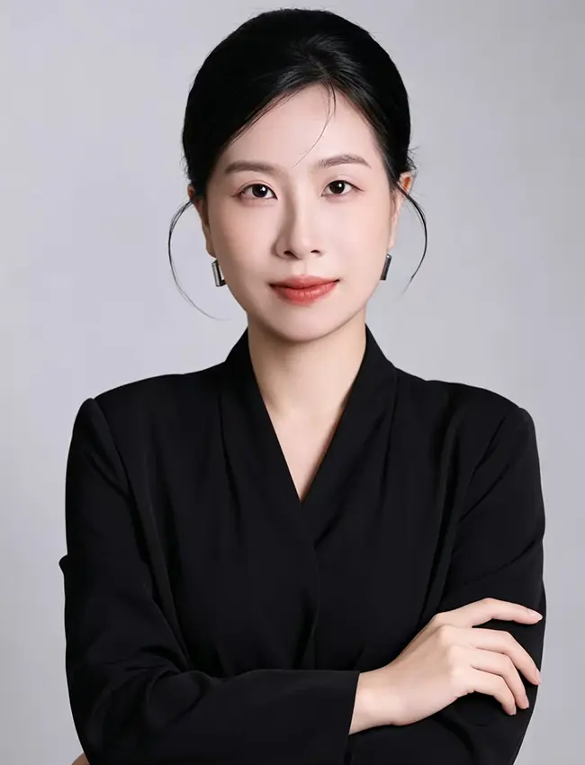 MVABAG leather goods team - businesswoman in black blazer