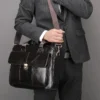 深咖3 Business man carrying black leather briefcase, formal suit style