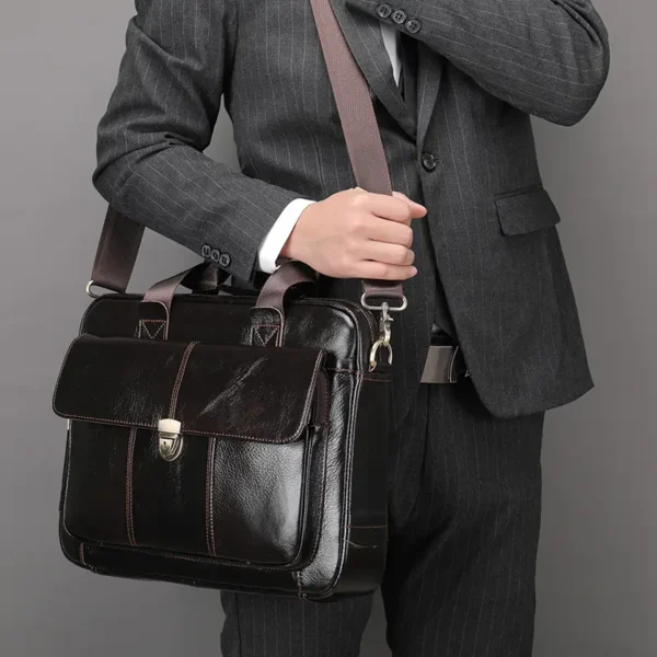深咖3 Business man carrying black leather briefcase, formal suit style