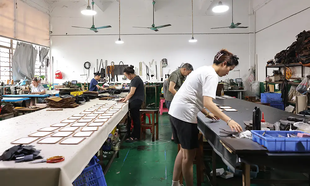 Factory Real Scenes of Genuine Leather Bags