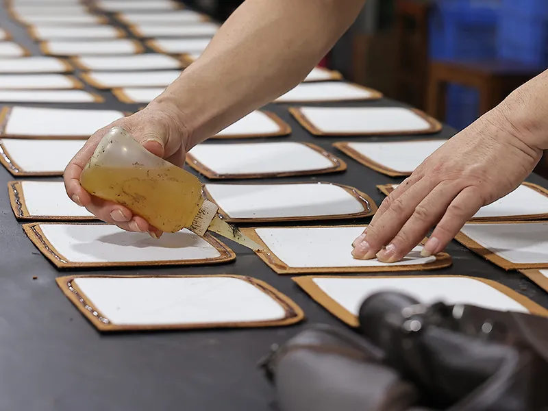 Genuine leather bag edge oiling handmade process, leather goods craftsmanship