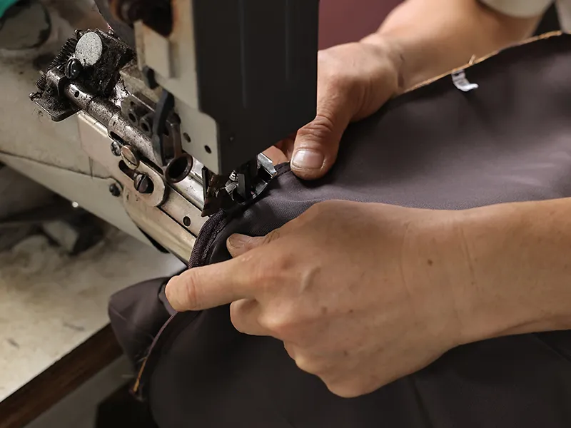 Leather bag sewing workshop, handmade production for top‑grain cowhide bags