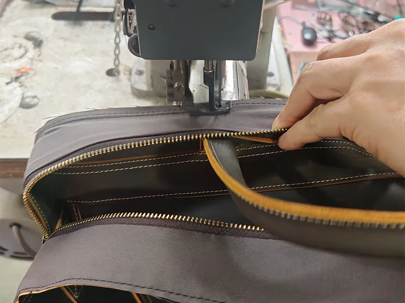Stitching zipper onto genuine leather bag body