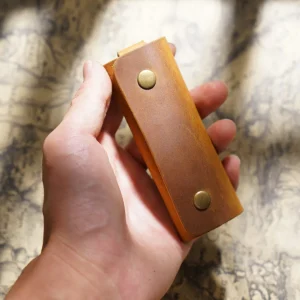 Compact Crazy Horse leather key holder PY-017 closed in hand